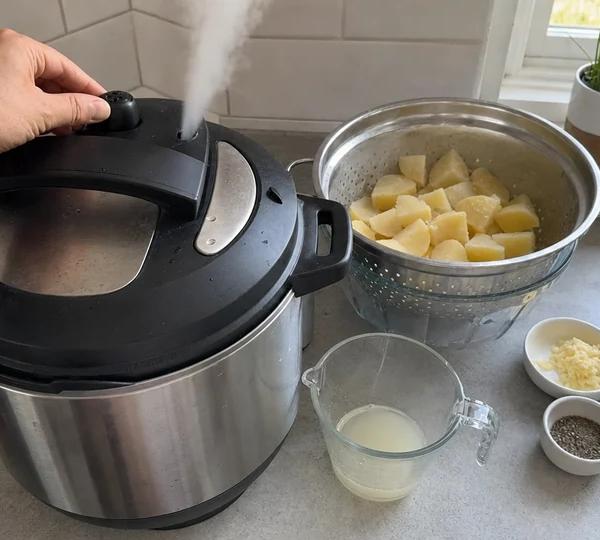 Step 3: Quick release the pressure