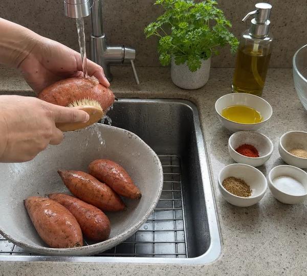 Стъпка 2: Измийте сладките картофи