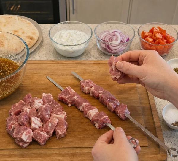 Стъпка 4: Нанижете свинското на двете шишчета