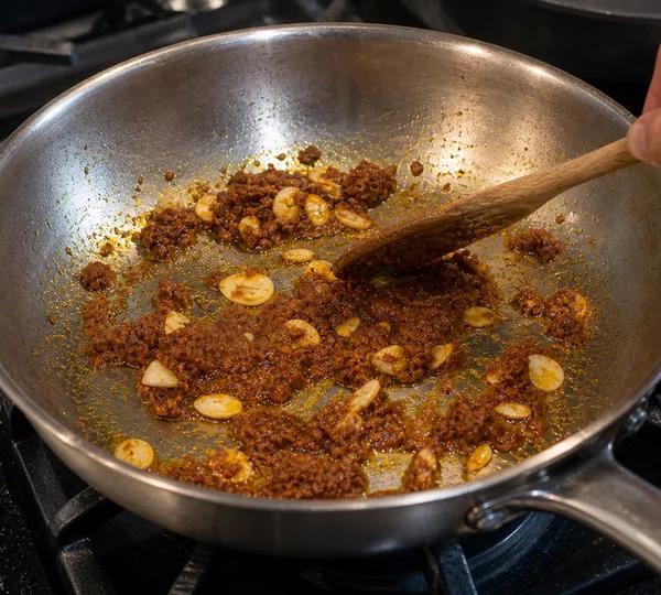 Step 2: Wake up the curry paste