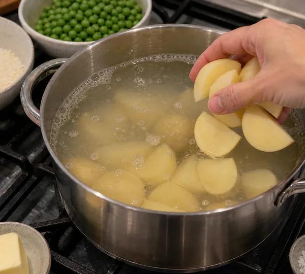 Стъпка 1: Сварете картофите