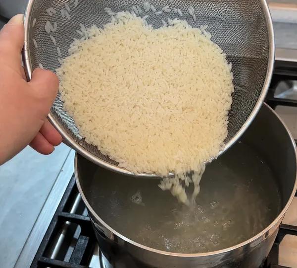 Стъпка 1: Сварете ориза