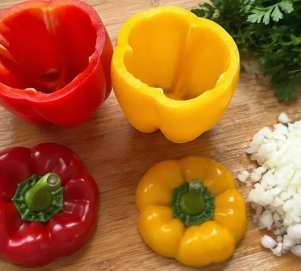 Стъпка 1: Издълбайте чушките