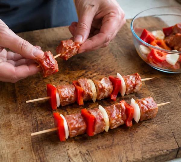 Стъпка 4: Нанижете шишчетата